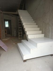 structura pentru scara din metal. produsul urmeaza sa fie placat cu trepte de lemn. confectia metalica a fost vopsita in camp electrostatic.