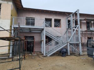 STRUCTURA SCARA INDUSTRIALA. PROIECTUL A. FOST REALIZAT DIN EUROPROFILE TREPTELE SUNT DIN GRATARE ZINCATE. AM APLICAT UN STRAT DE GRUND.