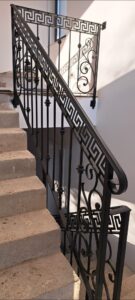 Balustrade din fier forjat manual, realizate la comandă. Modele unice, lucrate artizanal, cu detalii premium. Proiectare, execuție și montaj profesional.