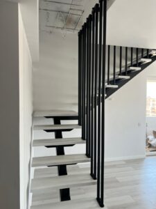Scara metalică cu trepte din stejar este combinația perfectă între rezistență și eleganță. Structura metalică oferă stabilitate pe termen lung, iar treptele din stejar aduc un aspect cald și natural. Este ideală pentru case moderne, spații industriale sau interioare minimaliste.
