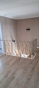 Balustrade din fier forjat manual, realizate la comandă. Modele unice, lucrate artizanal, cu detalii premium. Proiectare, execuție și montaj profesional.