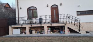 Balustrade din fier forjat manual, realizate la comandă. Modele unice, lucrate artizanal, cu detalii premium. Proiectare, execuție și montaj profesional.