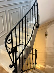 Balustrade din fier forjat manual, realizate la comandă. Modele unice, lucrate artizanal, cu detalii premium. Proiectare, execuție și montaj profesional.