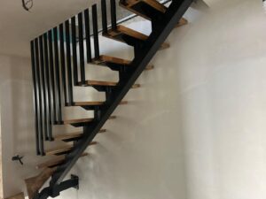Scara metalică cu trepte din stejar este combinația perfectă între rezistență și eleganță. Structura metalică oferă stabilitate pe termen lung, iar treptele din stejar aduc un aspect cald și natural. Este ideală pentru case moderne, spații industriale sau interioare minimaliste.