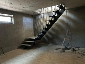 Scara metalică cu trepte din stejar este combinația perfectă între rezistență și eleganță. Structura metalică oferă stabilitate pe termen lung, iar treptele din stejar aduc un aspect cald și natural. Este ideală pentru case moderne, spații industriale sau interioare minimaliste.