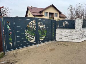 Balcoanele din tablă traforată cu motiv floral sunt o alegere ideală pentru cei care își doresc un design modern, elegant și plin de personalitate. Decupajul laser de înaltă precizie permite realizarea unor modele florale spectaculoase, care transformă orice balcon într-un element arhitectural unic.