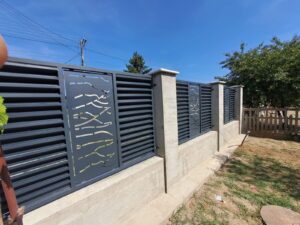 Gardul din tablă traforată combinat cu jaluzeaua metalică este una dintre cele mai moderne și eficiente soluții pentru delimitarea proprietății. Panourile traforate oferă un design decorativ spectaculos, realizat prin decupaj laser de înaltă precizie, iar jaluzelele metalice asigură intimitate, protecție și un aspect contemporan.