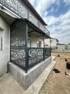 Pergola cu balustradă din tablă traforată este soluția ideală pentru terase moderne, foișoare, spații de relaxare sau zone exterioare premium. Structura metalică solidă, combinată cu panourile traforate decupate laser, oferă atât protecție, cât și un design spectaculos, perfect pentru proprietăți contemporane.