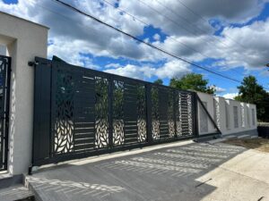 Porți și garduri din tablă traforată albă, decupaj laser, design modern și protecție durabilă. Producție la comandă, finisaj alb premium și montaj profesional.