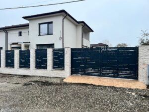 Gardul din tablă traforată combinat cu jaluzeaua metalică este una dintre cele mai moderne și eficiente soluții pentru delimitarea proprietății. Panourile traforate oferă un design decorativ spectaculos, realizat prin decupaj laser de înaltă precizie, iar jaluzelele metalice asigură intimitate, protecție și un aspect contemporan.