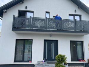 Balustrada metalică pentru interior cu mână curentă din stejar este combinația perfectă între rezistență, eleganță și confort. Structura metalică oferă stabilitate și durabilitate pe termen lung, iar mâna curentă din stejar adaugă un aspect cald, natural și premium, potrivit pentru orice tip de amenajare interioară – modernă, industrială sau minimalistă.