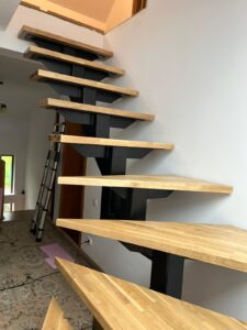 Scara pe vang central cu trepte din stejar este una dintre cele mai moderne și elegante soluții pentru amenajările interioare. Structura metalică centrală oferă stabilitate excelentă, iar treptele din stejar masiv adaugă un aspect cald, natural și premium, potrivit pentru locuințe contemporane, minimaliste sau industriale.