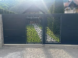 Porțile și gardurile din tablă traforată sunt una dintre cele mai moderne și elegante soluții pentru delimitarea proprietății. Realizate prin decupaj laser de înaltă precizie, panourile traforate oferă un design spectaculos, cu modele geometrice, florale, abstracte sau complet personalizate.