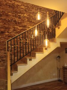 Balustrada din fier forjat este una dintre cele mai elegante și durabile soluții pentru scări interioare, balcoane sau terase. Realizată manual prin tehnici tradiționale de forjare, fiecare balustradă devine o piesă unică, cu detalii fine și un aspect premium care nu poate fi replicat prin producția industrială.