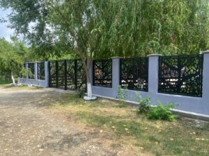 Gardul din tablă traforată este una dintre cele mai moderne și elegante soluții pentru delimitarea proprietății. Realizat prin decupaj laser de înaltă precizie, acest tip de gard oferă un design spectaculos, cu modele geometrice, florale, abstracte sau complet personalizate, adaptate stilului casei tale.