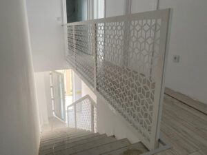Balustrada din tablă traforată cu model oriental este alegerea perfectă pentru cei care își doresc un design sofisticat, artistic și plin de personalitate. Modelele orientale, inspirate din arhitectura tradițională arabă, marocană sau persană, oferă un joc spectaculos de forme, linii și decupaje, transformând orice balcon, terasă sau scară într-un element arhitectural deosebit.