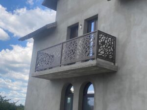 Balcoanele din tablă traforată reprezintă una dintre cele mai moderne și elegante soluții pentru fațadele contemporane. Panourile metalice decupate laser oferă un design spectaculos, cu modele geometrice, florale, abstracte sau complet personalizate, transformând balconul într-un element arhitectural premium.
