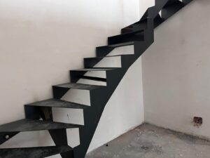 Scara metalică cu vanguri laterale este una dintre cele mai stabile și elegante soluții pentru amenajările interioare moderne. Structura formată din două vanguri laterale oferă rigiditate excelentă, iar designul poate fi adaptat pentru orice tip de locuință – minimalistă, industrială, contemporană sau clasică.