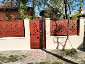 Porțile din tablă traforată cu model tradițional sunt alegerea ideală pentru proprietarii care își doresc un design autentic, inspirat din motive populare românești sau elemente decorative clasice. Decupajul laser de înaltă precizie permite realizarea unor modele tradiționale spectaculoase, cu linii curate, simetrii perfecte și detalii fine.